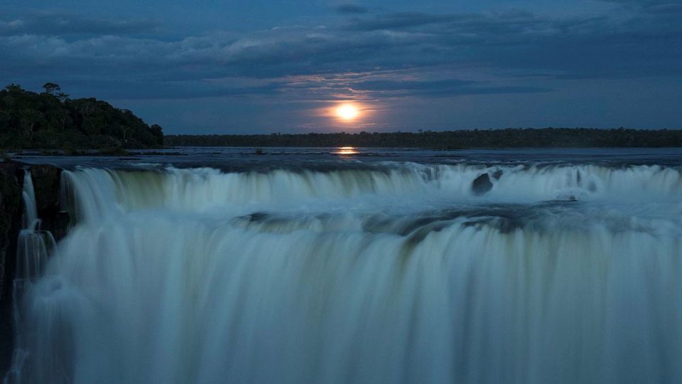 Lua Cheia nas Cataratas: Passeio Noturno com Guia foto 1
